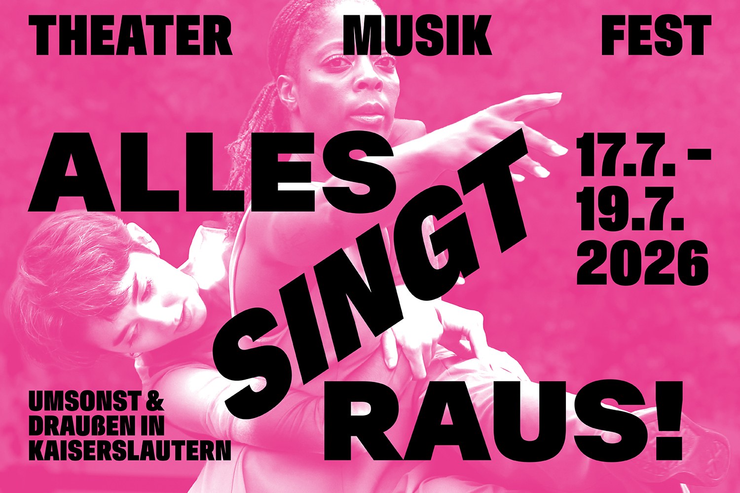 Pinkfarbenes Festivalplakat. Im Hintergrund halten sich zwei Personen in einer dynamischen Tanzpose. Darauf der Text: Theater Musik Fest. Alles singt raus! 17.7. - 19.7. 2026. Umsonst & draußen in Kaiserslautern.