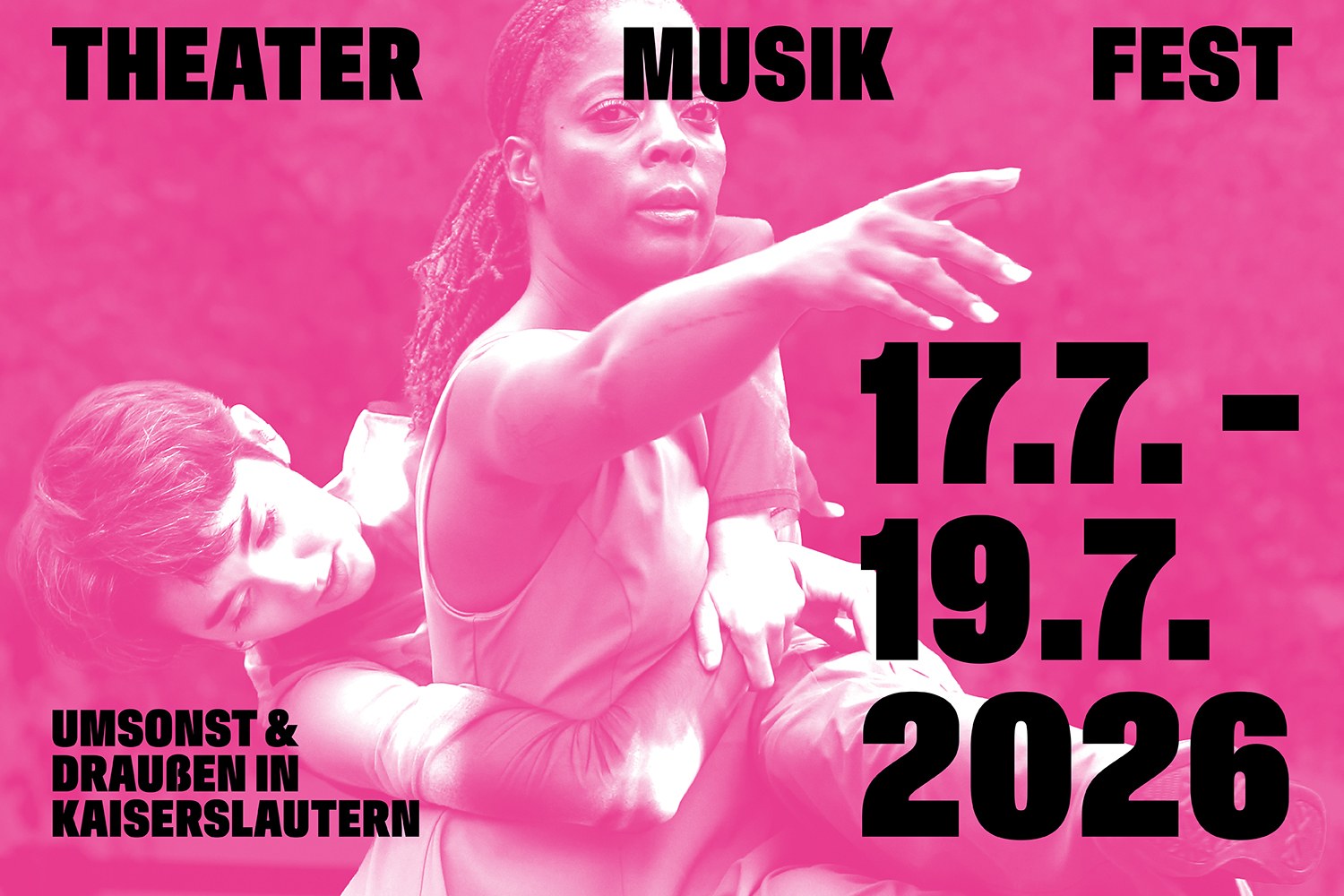 Ein leuchtend pinkes Veranstaltungsplakat. Es zeigt zwei Personen in einer dynamischen, tänzerischen Pose. Darauf steht in großen schwarzen Buchstaben: „THEATER MUSIK FEST“, „17.7. - 19.7. 2026“ sowie „UMSONST & DRAUSSEN IN KAISERSLAUTERN“.